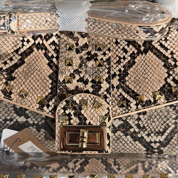 Beige Snake Stud - Picture 5 of 9